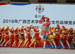 歌舞表演照耀广西艺术学院首届艺博会
