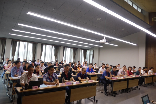 专家为我校中层干部授课培训期间小组讨论现场学员到北海市铁山港码头