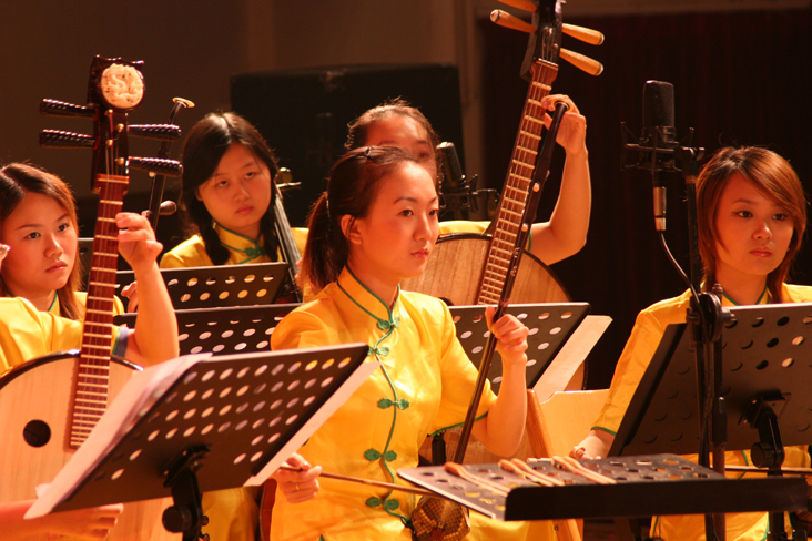 小乐队伴奏王文礼教授是国内扬琴界第一个尝试巡回演出的艺术家.