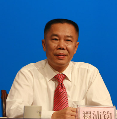 防城港市委书记禤沛钧希望画家们用手中的画笔宣传防城港的人文风貌