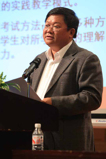 学院党委副书记,纪委书记邓军教授作主旨演讲