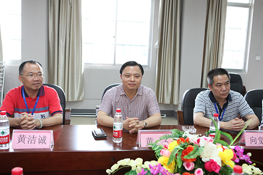 学院领导邓军,禤思,李绍忠出席仪式