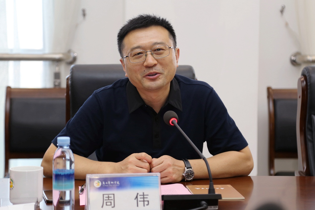 人民美术出版社社长周伟一行到我校考察调研