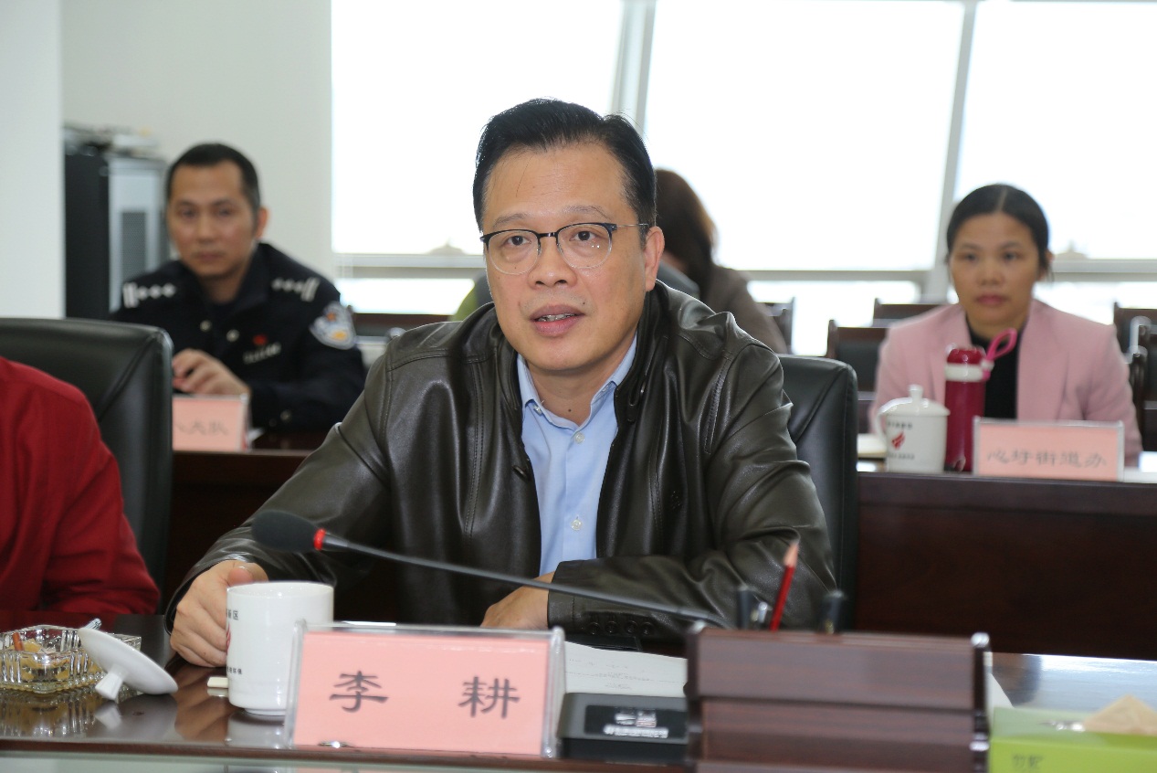 高新区管委会主任李耕讲话学校党委常委,副校长韦俊平讲话学校党委