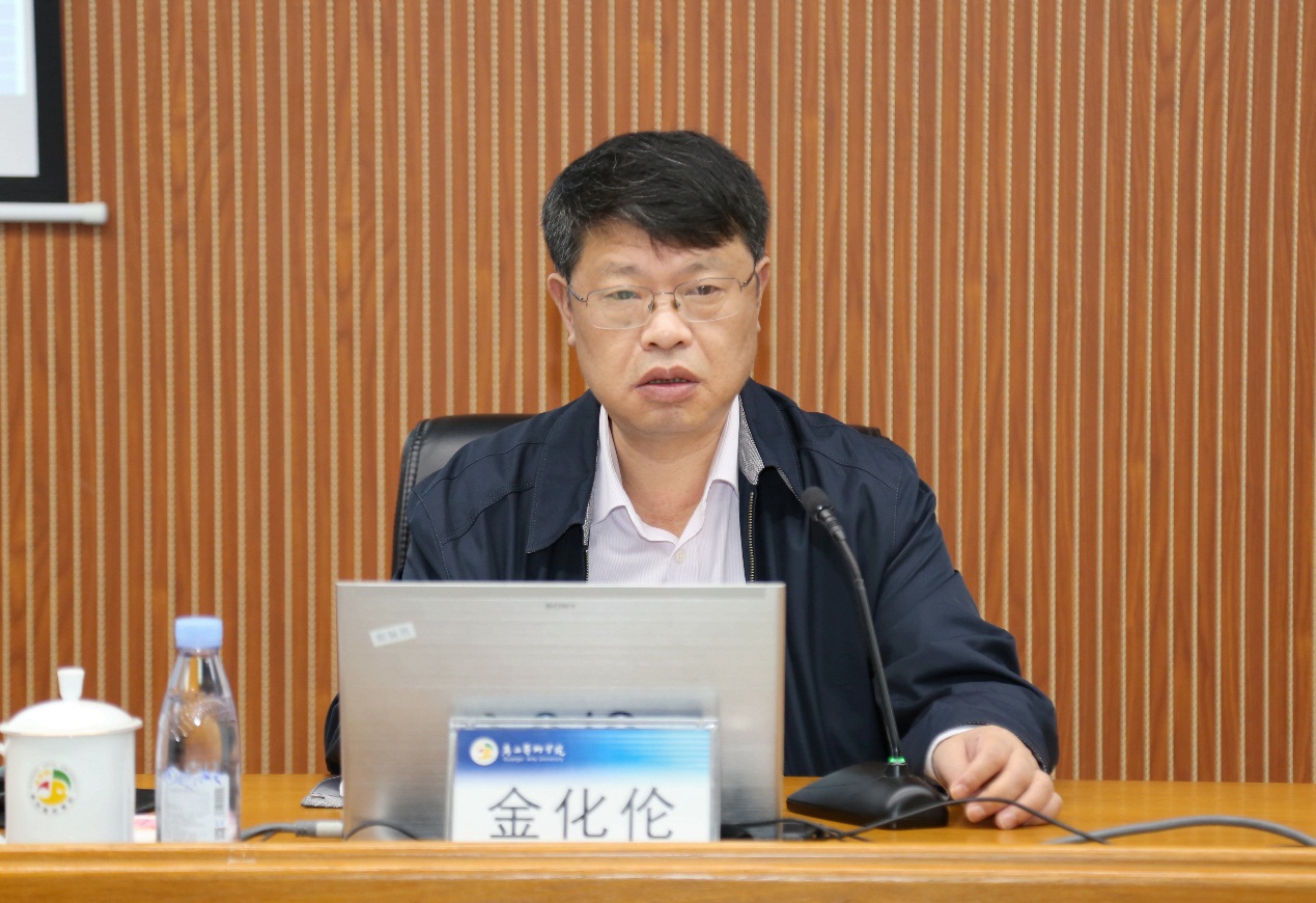 自治区党委宣传部副部长,网信办主任金化伦作讲座学校党委蔡昌卓书记