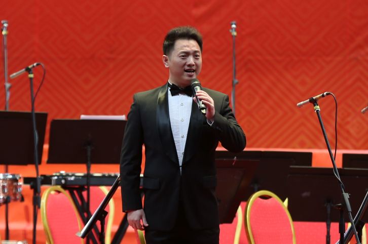 脱贫攻坚学校艺术团赴靖西市开展脱贫攻坚一线慰问演出