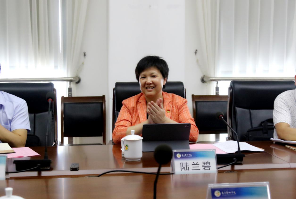 德保县委副书记,县长陆兰碧讲话德保县委副书记,县长陆兰碧向我校赠送