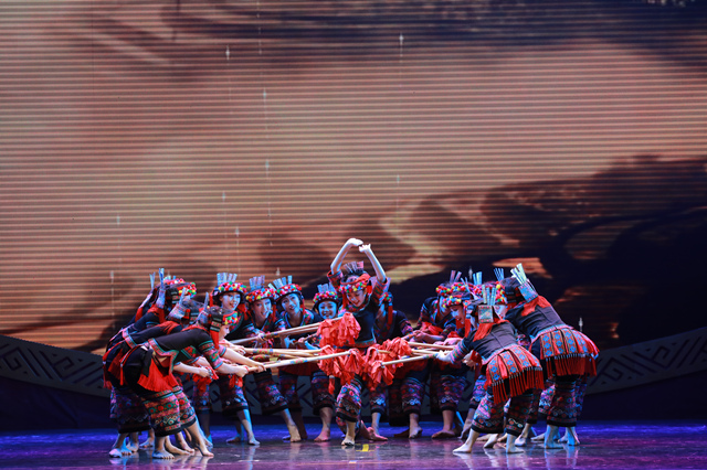 舞蹈《瑶家妹子舞花棍》校友李清影独唱《木棉歌》情景诗朗诵《广艺之