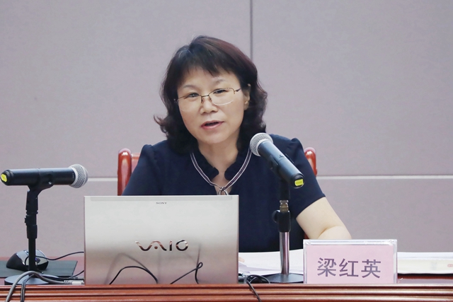 梁红英副区长作讲座与会人员认真聆听