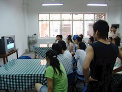 中国画学院组织学生观看“神舟六号”载人飞船发射电视直播