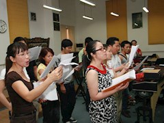 潘晔书记等领导深入课堂了解越南军队歌舞团学员学习情况