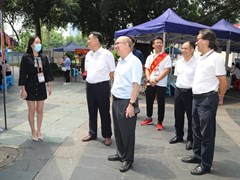 学校领导亲切慰问2022级新生