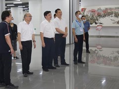 南宁市委常委、政法委书记黄宁到我校督查指导疫情防控工作