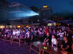 我校乡村振兴文艺服务团赴村寨开展文艺汇演活动