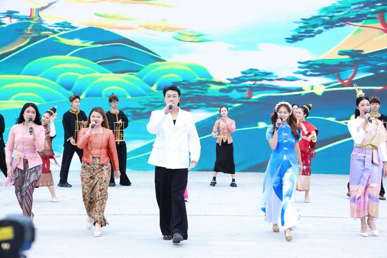 3我校音乐学院学生陈柳珊（印尼）、李镓妏（马来西亚）、李悦培、裴香银（越南）合唱《山歌好比春江水》.jpeg
