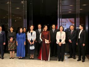 越共中央总书记、国家主席夫人吴芳璃来我校参观广西民族音乐博物馆