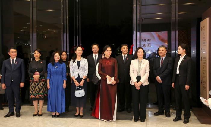 越共中央总书记、国家主席夫人吴芳璃来我校参观广西民族音乐博物馆